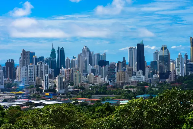 Rascacielos de Ciudad de Panamá bajo un cielo azul