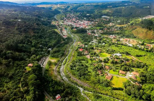 Vista aérea de Boquete entre montañas verdes