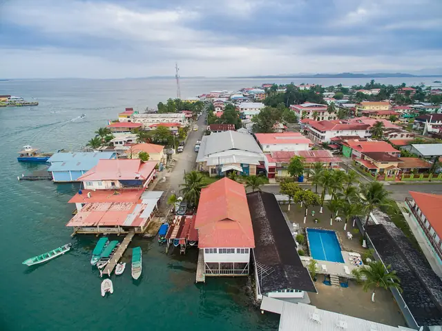 Casas sobre el agua en Bocas del Toro, vista aérea