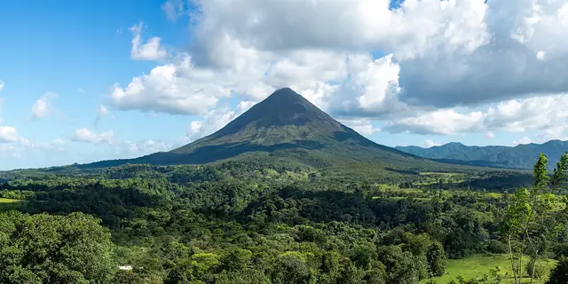 Volcán Arenal sobre el bosque, junto a La Fortuna