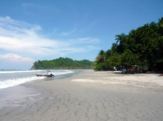 Playa de Sámara con palmeras y mar tranquilo