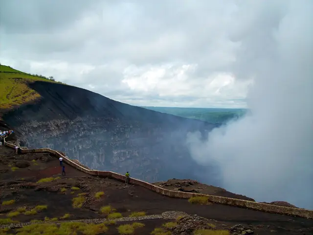 Cráter humeante del volcán Masaya