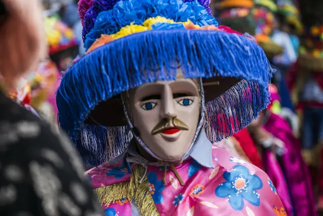 Bailarín con máscara del Güegüense en las fiestas de San Sebastián de Diriamba