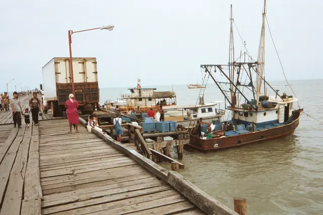 Muelle y barcos de pesca en Bilwi