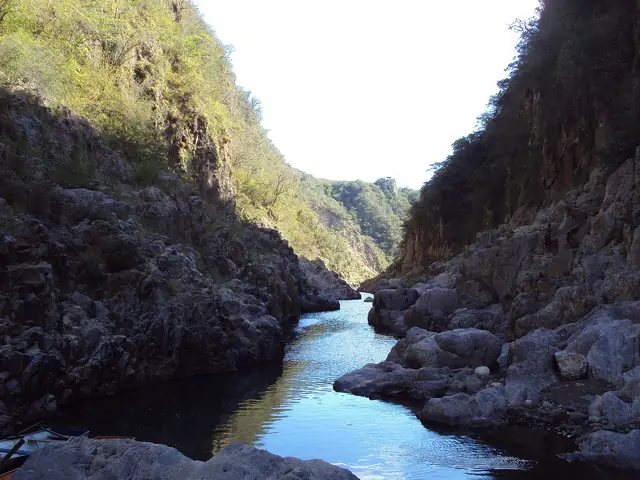 Cañón de Somoto: río entre paredes de roca