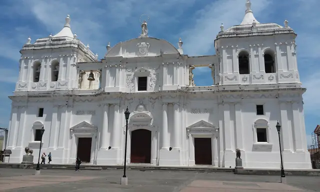 Catedral de León, blanca bajo el cielo azul