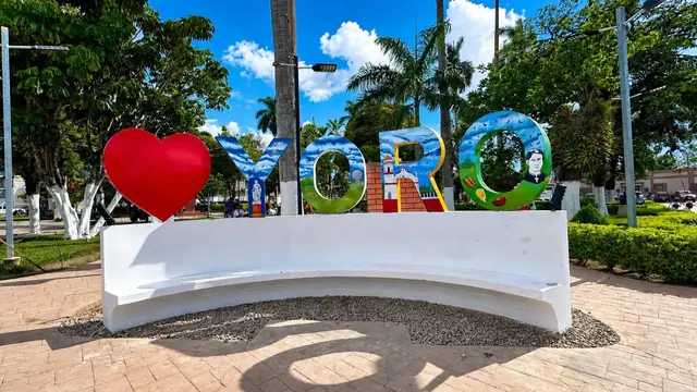 Letras de colores de Yoro en su parque central