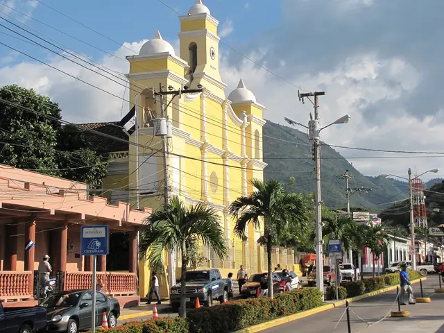 Iglesia de Santa Bárbara con montañas al fondo