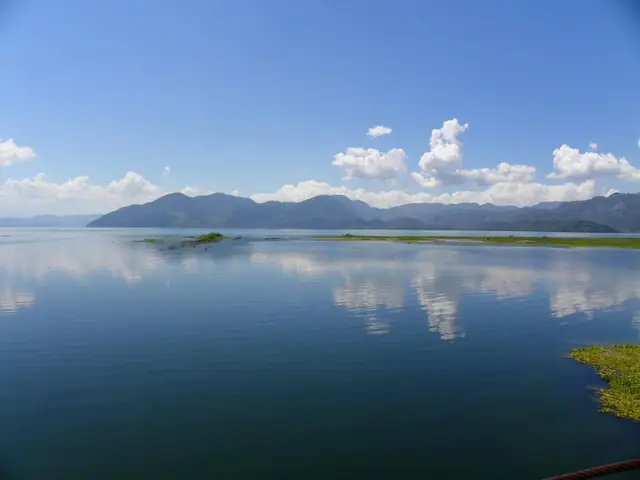 Lago de Yojoa en calma, reflejando el cielo