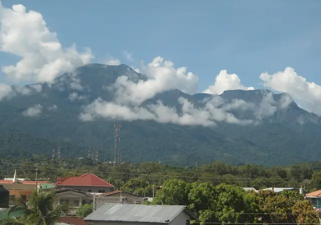 Montañas de Pico Bonito vistas desde La Ceiba