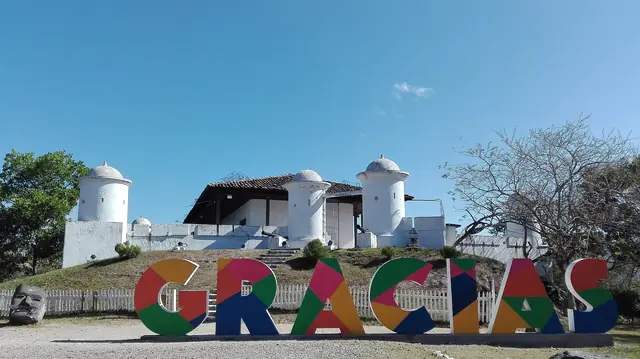 Fuerte San Cristóbal y letras de colores en Gracias