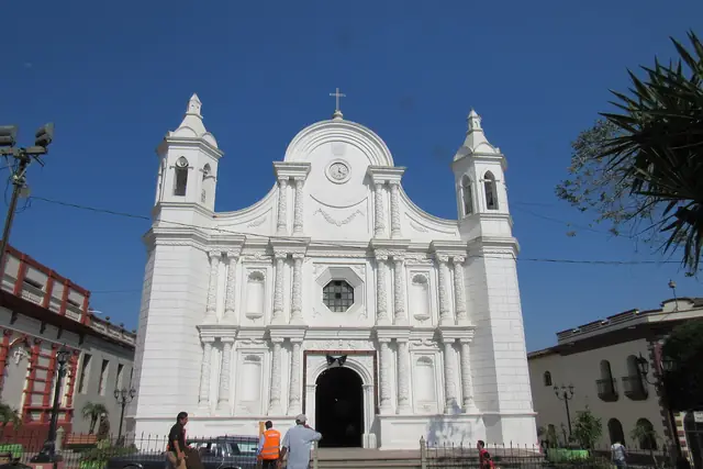 Catedral blanca de Santa Rosa de Copán