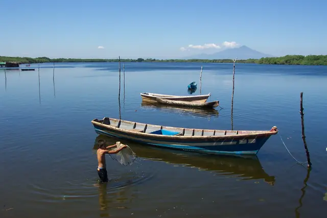 Lanchas en la bahía de Jiquilisco, Isla de Méndez
