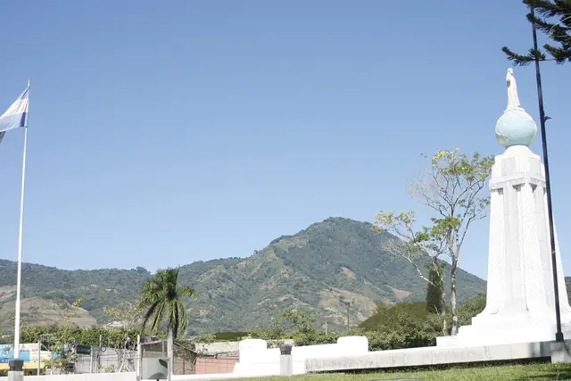 Monumento al Salvador del Mundo y volcán de San Salvador