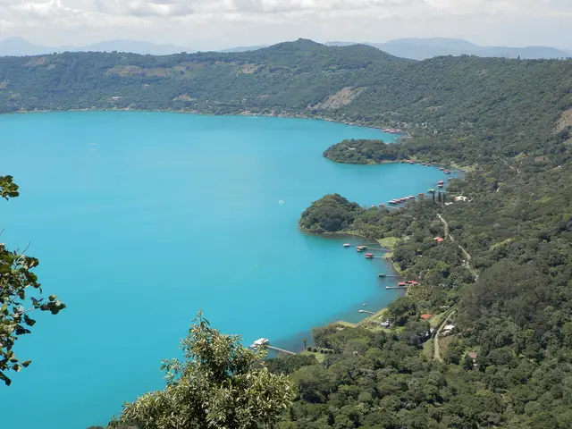 Aguas turquesa del lago de Coatepeque