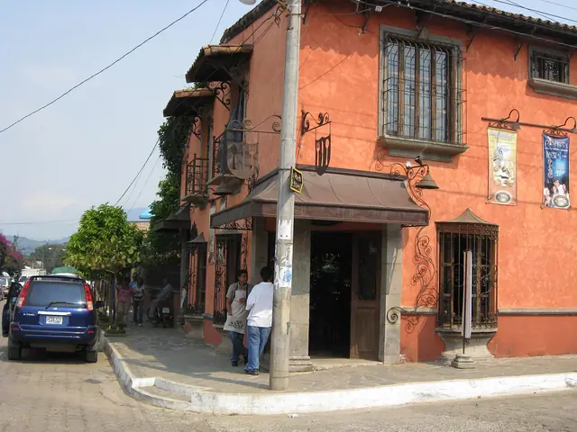 Esquina colonial colorida en Concepción de Ataco