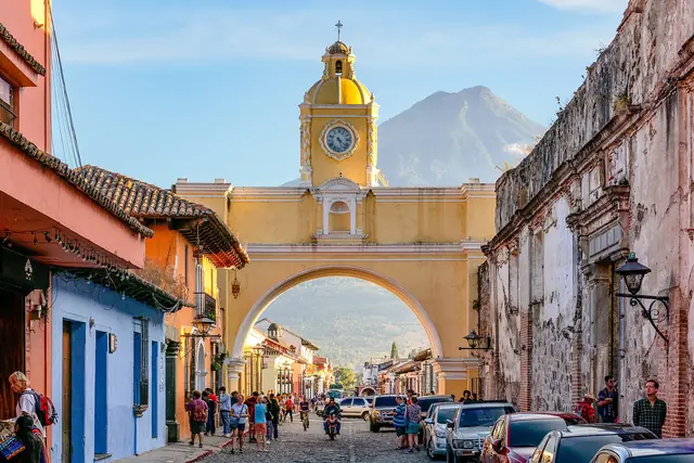 Arco de Santa Catalina y volcán de Agua en Antigua