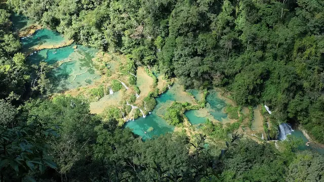 Pozas turquesa de Semuc Champey en la selva