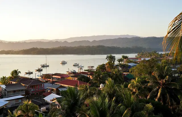 Lívingston frente al mar Caribe