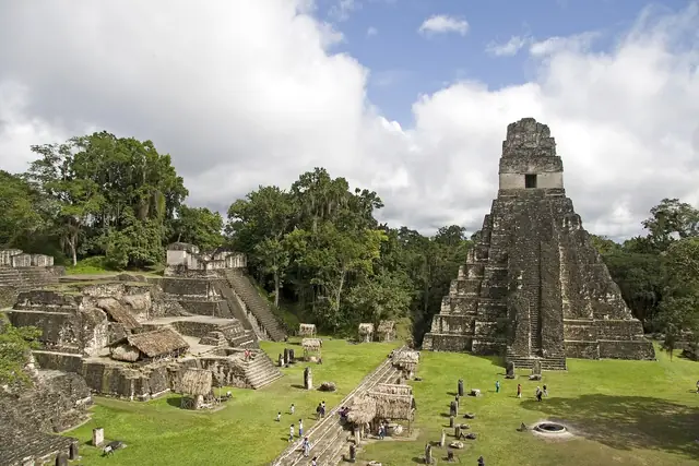 Gran Plaza de Tikal y sus templos mayas