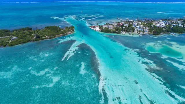 Caye Caulker y el arrecife turquesa desde el aire