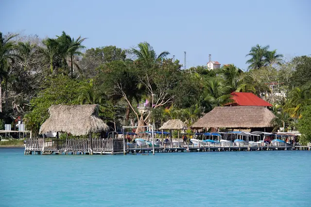 Laguna de Bacalar, la de los siete colores